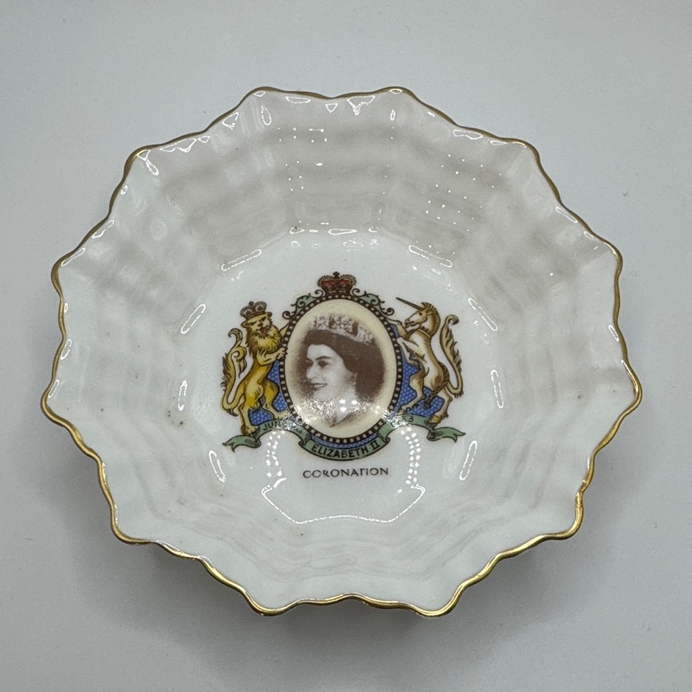 Gold Trimmed Queen Elisabeth II Coronation Dish - Shelley, England 🏴󠁧󠁢󠁥󠁮󠁧󠁿